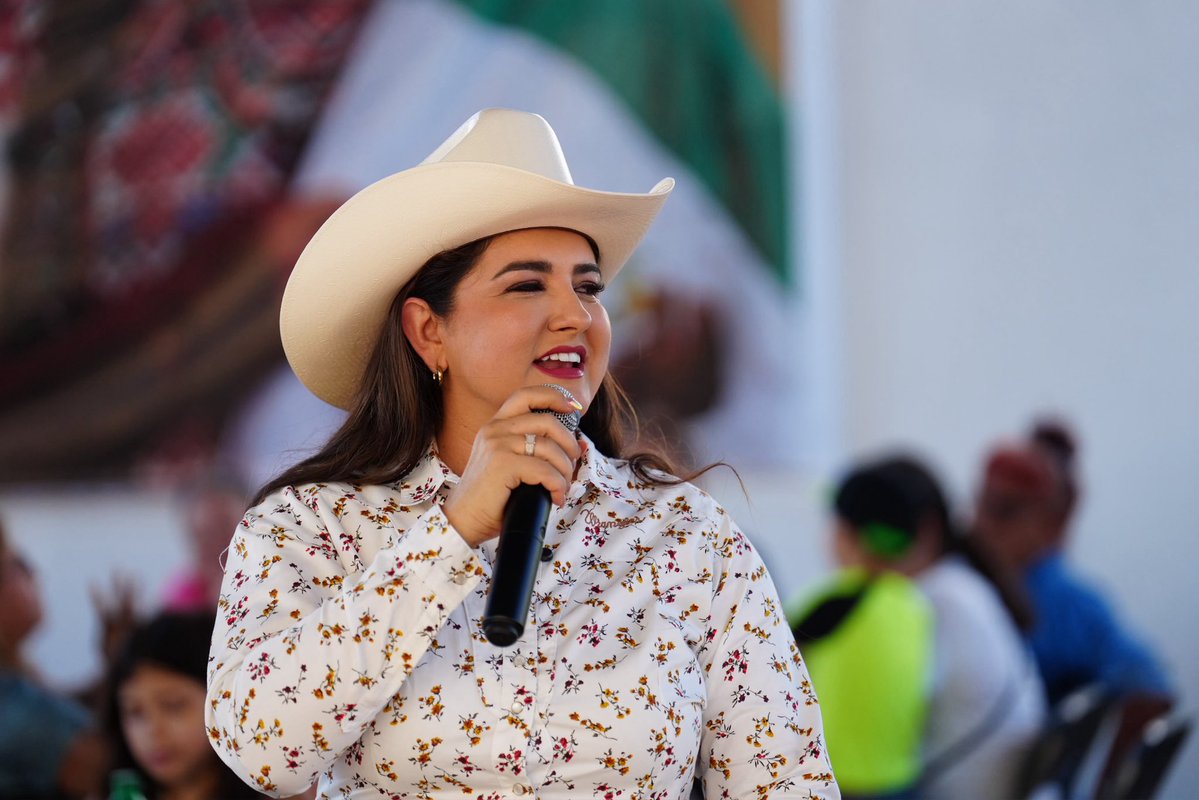 eltobyhernandez's tweet photo. 🌾 El campo sonorense habla y respalda a Celida López.

Desde San Pedro El Saucito, El Tronconal, San Miguel de Horcasitas, Pesqueira y Ures, familias y liderazgos reconocieron su cercanía, experiencia y trabajo con las comunidades rurales.

Su paso por la Presidencia Municipal de Hermosillo, Turismo y Sagarhpa le permitió conocer de primera mano las necesidades de agricultores, ganaderos y productores.

“Las comunidades rurales deben ser escuchadas y acompañadas por la autoridad”, afirmó @CelidaLopezc .

El respaldo crece desde las comunidades y el territorio. 💪🌵

#CelidaLópez #Sonora #Morena #Transformación