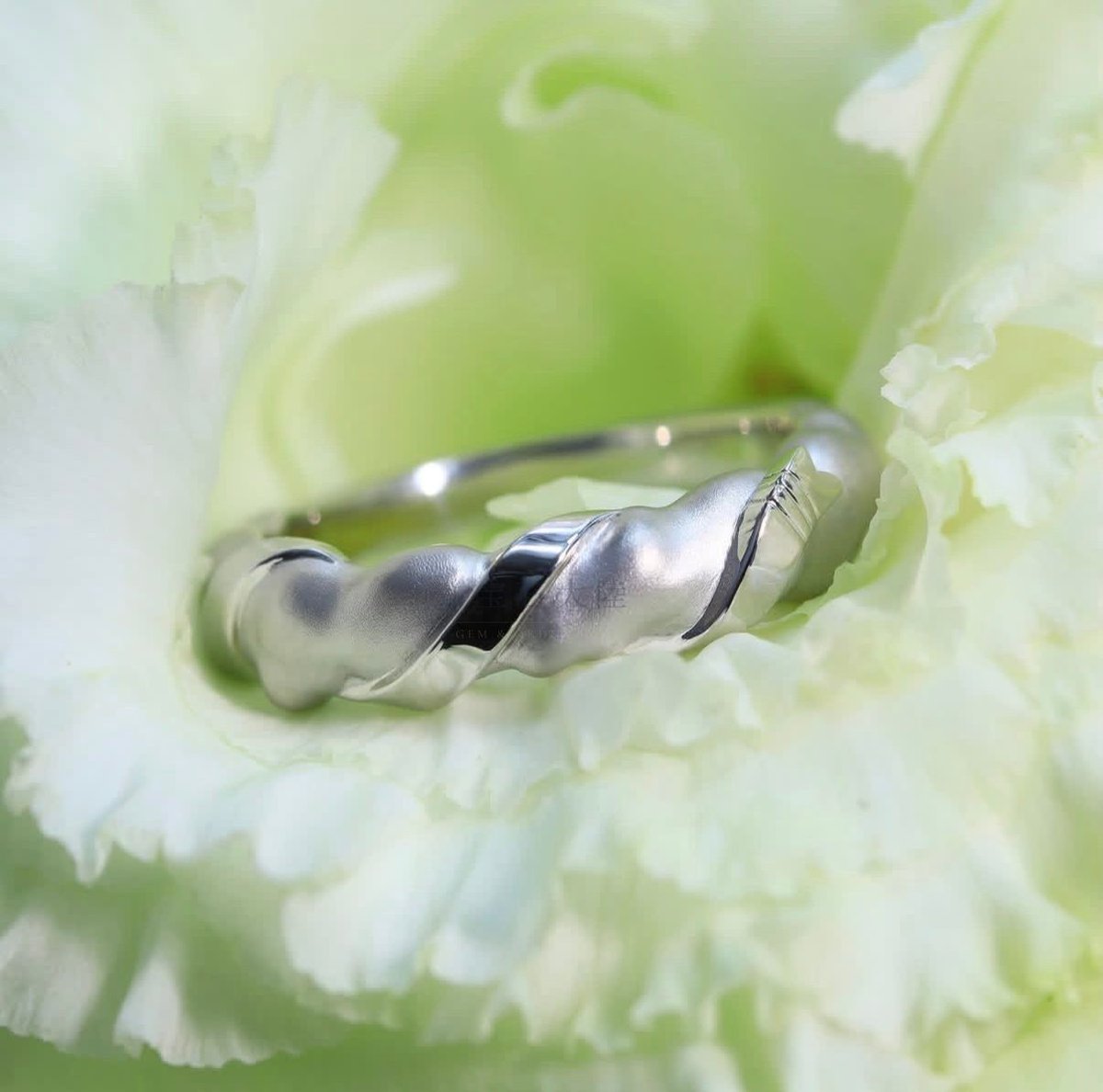 HousekiTairiku's tweet photo. 【Ruban de Nuage — Anniversary Ring —】

立体感にこだわったアニバーサリーリング。
個性的なもこもことしたフォルムに、優雅に躍るようなリボンラインが巻きついた、表情豊かなデザイン。

あえて中石は留めず、プラチナのみで立体的な造形を仕立てました。
柔らかな質感の部分と、艶やかに磨き上げた部分。 異なる表面仕上げのコントラストによって、見る角度や光の当たり方でさまざまな表情を楽しめます。

一見するとシンプルですが、細部までこだわりを詰め込んだリングとなっております。
そしてリングの内側には、甘いお菓子を思わせるような優しい色合いのカラーストーンを2石。
爽やかな黄緑色のペリドットと、柔らかな色合いのミルキーピンクサファイアをお留めしました。

表からは見えない場所にも、お客様だけが知る特別な彩りを。

プラチナの造形美と、さりげない遊び心を楽しめるアニバーサリーリングに仕上がりました。

この度はご依頼頂きまして誠にありがとうございました😊

#宝石大陸フルオーダー #フルオーダージュエリー
#bespokejewelry #ストーリージュエリー #storyjewelry