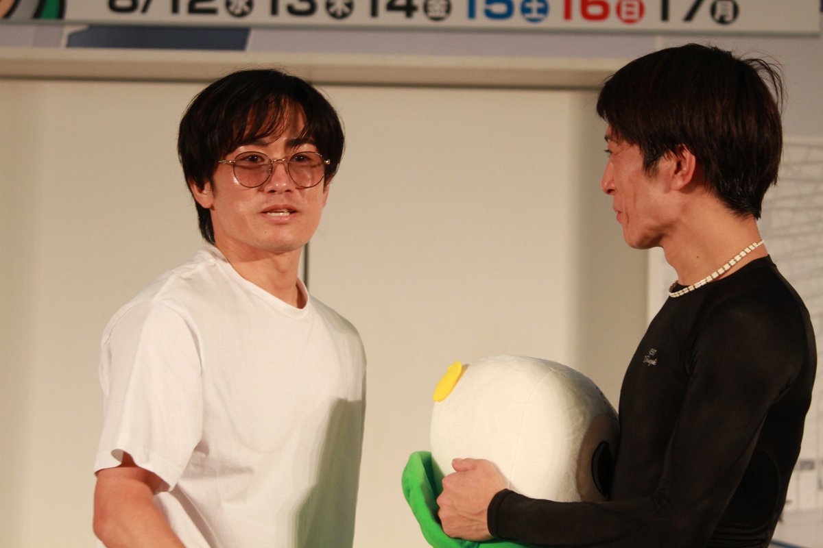fukuokaboatrace's tweet photo. 昨日は篠崎仁志選手がサプライズで登壇😂
元志選手の「やられたわ～」という表情を見て満足げな仁志選手でした😆 https://t.co/843E0MXZug