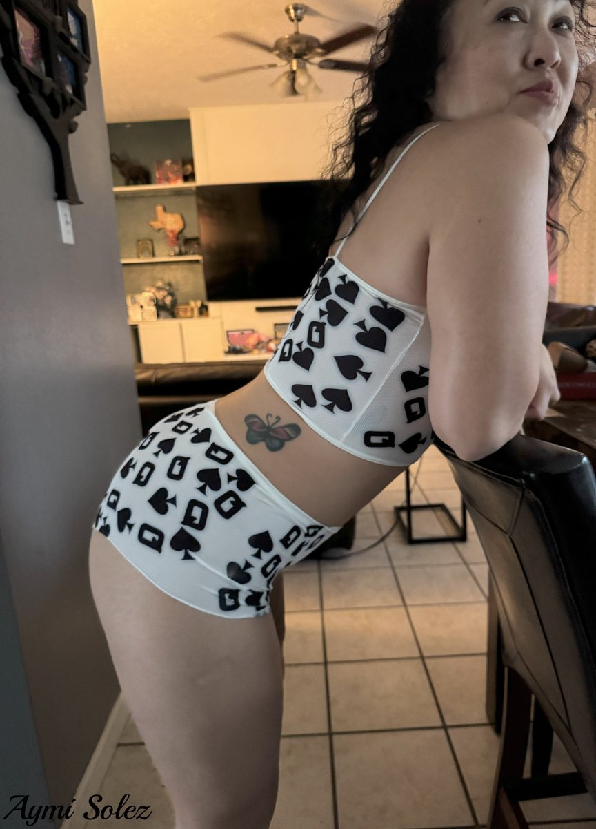 Aymii77's tweet photo. All ready for bed. Who's cuming?
#hotwifeaymi #QOS #aym4fun https://t.co/C77pcytClf
