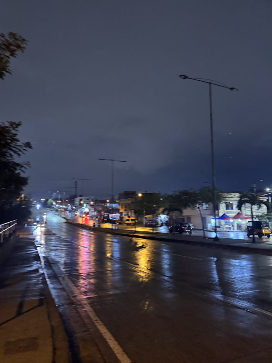 JV23771's tweet photo. La @CELECEPOficial @CNEL_EP @servicioscnelep 
Tanto que cobran servicios de luminaria y estas son sirven en la avenida guano a lo largo entre la Cdla. Alegria y la Coop. Juan Montalvo 

Sino solucionan no cobren x servicios que no va dar 😒
@alcaldiagye 
@prefectura https://t.co/7RGYcnwRF7