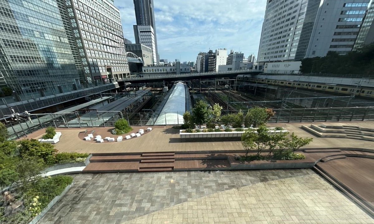 tokyo_moving_o's tweet photo. ／
新宿駅最寄りに
「PRIME FIVE TULLY'S COFFEE
新宿サザンテラス店」オープン☕️
＼

こだわりのコーヒーとクロワッサンなど焼きたてパンが楽しめる上質なカフェ🥐

カフェ近くのSuicaのペンギン広場で、飲み物片手にお過ごしいただくのもおすすめです✨

ぜひお立ち寄りください🚃 https://t.co/q9orJKiZq6