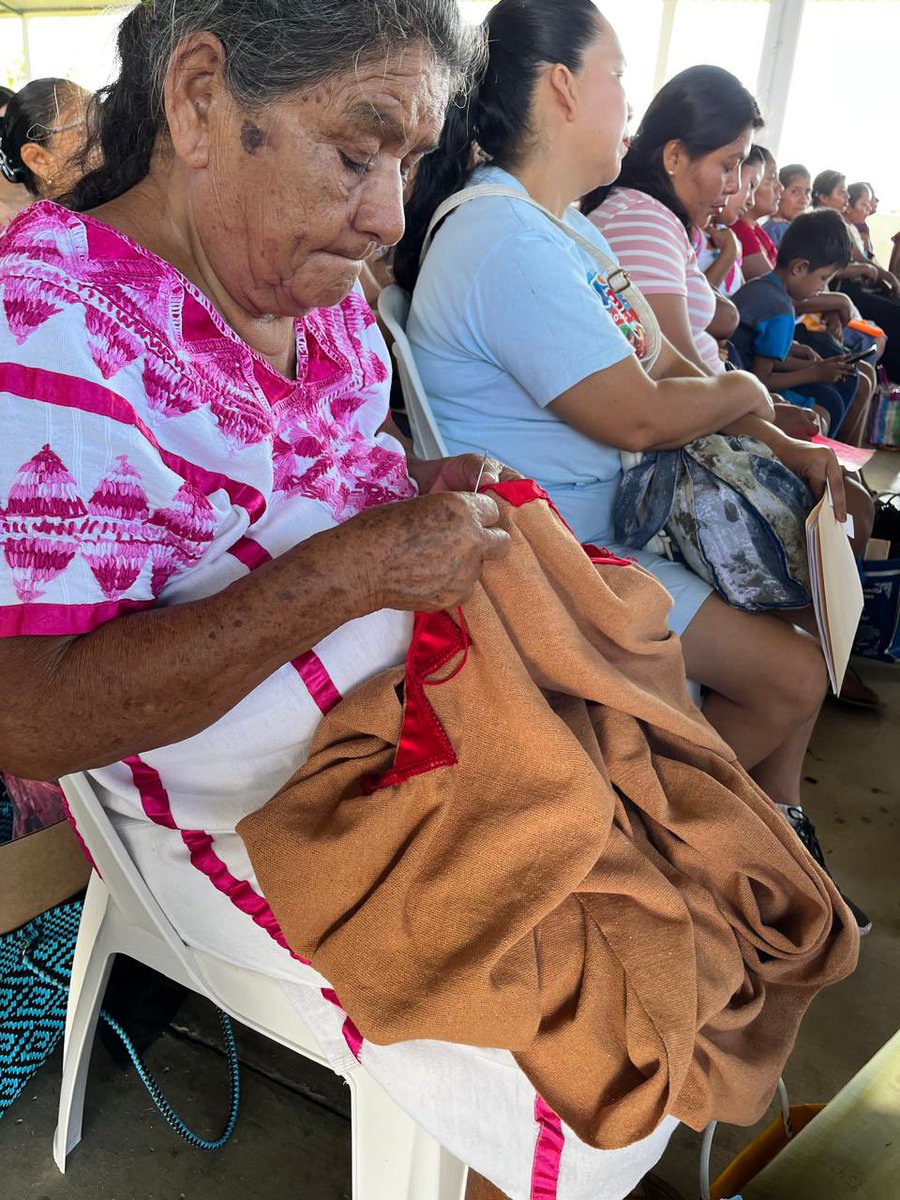 cultura_mx's tweet photo. Con la participación de más de 1,500 artesanas y artesanos de nueve municipios, concluye la etapa de registro del Plan de Atención a Artesanas y Artesanos en la Mixteca de la Costa, Oaxaca.

Este recorrido permitió reconocer la diversidad productiva de la región y obtener información directa sobre sus procesos, herramientas y necesidades. Entre los oficios y técnicas registrados se encuentran el telar de cintura, el trabajo con algodón coyuchi y tintes naturales, la alfarería, la talla en madera, así como el corte y la confección.

Los resultados permitirán orientar las acciones de la siguiente etapa, que contempla capacitaciones y acompañamiento en territorio a partir de finales de agosto, de acuerdo con las características y necesidades identificadas en cada municipio.

La Secretaría de Cultura del Gobierno de México, a través de @Fonart_mx, en coordinación con el @GobOax y las autoridades municipales, avanza en una estrategia de atención que parte del reconocimiento de los saberes, las capacidades productivas y la vocación artesanal de la Mixteca de la Costa.
@labespalova