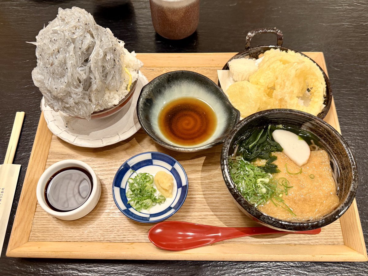 kyotate's tweet photo. ＼京都建物のスタッフブログ更新♪／   
今回は営業部「池野」が、お盆休みに淡路島へ🍀
淡路島で食べたおすすめグルメをご紹介🍚

こちらは生しらす丼！釜揚げする前の「生しらす」をいただきました。初めて食べた生しらすは本当に美味しかったです！

ぜひ皆さんも食べてみてください✨ https://t.co/NTmUoEgpkH