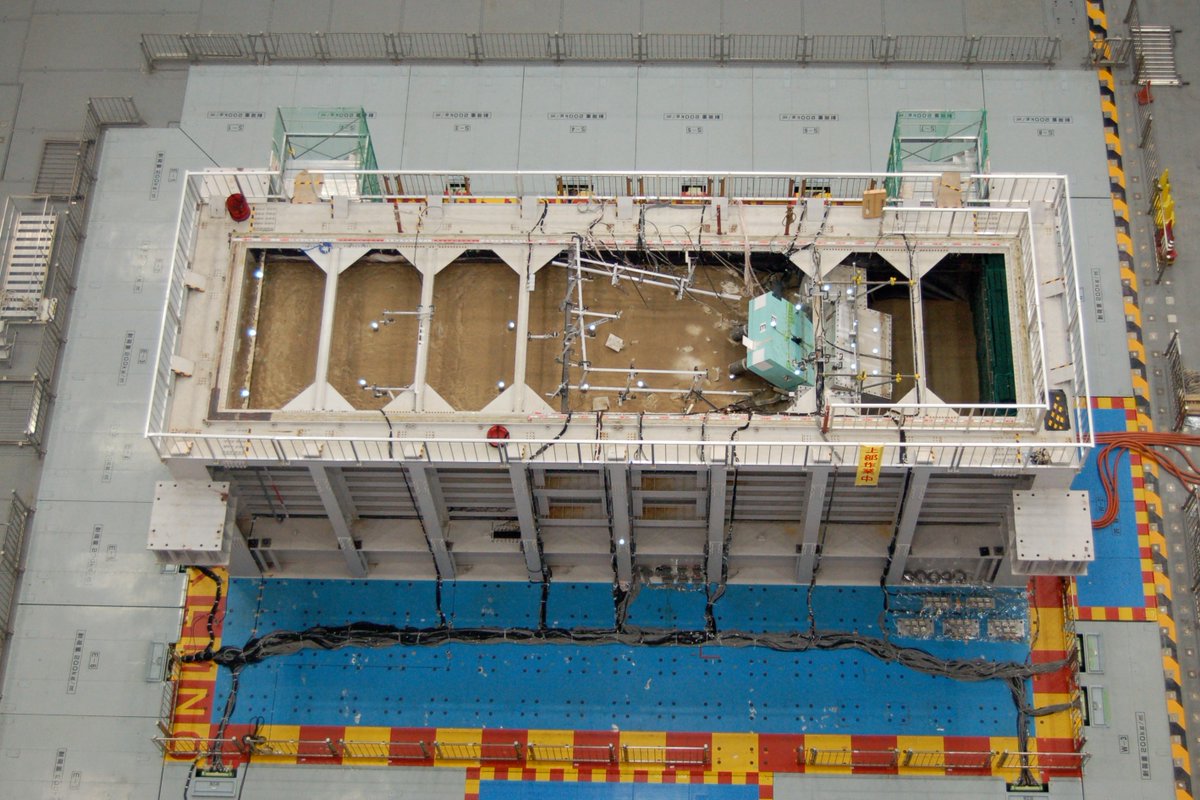 NIED_en's tweet photo. ◥◣Shaking Test Video◢◤
The 2026 #KumamotoEarthquake caused severe #liquefaction at a Port🚢—similar to the long‑lasting impact seen in Kobe after 1995. #NIED's large‑scale test shows how seawalls and ground can collapse under extreme shaking🔍
More👇
🔗https://t.co/J9ddr0BbDo https://t.co/ccSZMjIcts