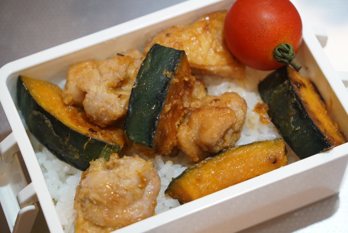 okyuokyu's tweet photo. 今日のお昼はつや姫弁当。

鶏照り焼き🐓&amp;かぼちゃ🎃弁当（自家栽培ミニトマト🍅つき）

美味しゅうございました(°レ°)

＃2025年度米つや姫 https://t.co/mYbp9vIHne