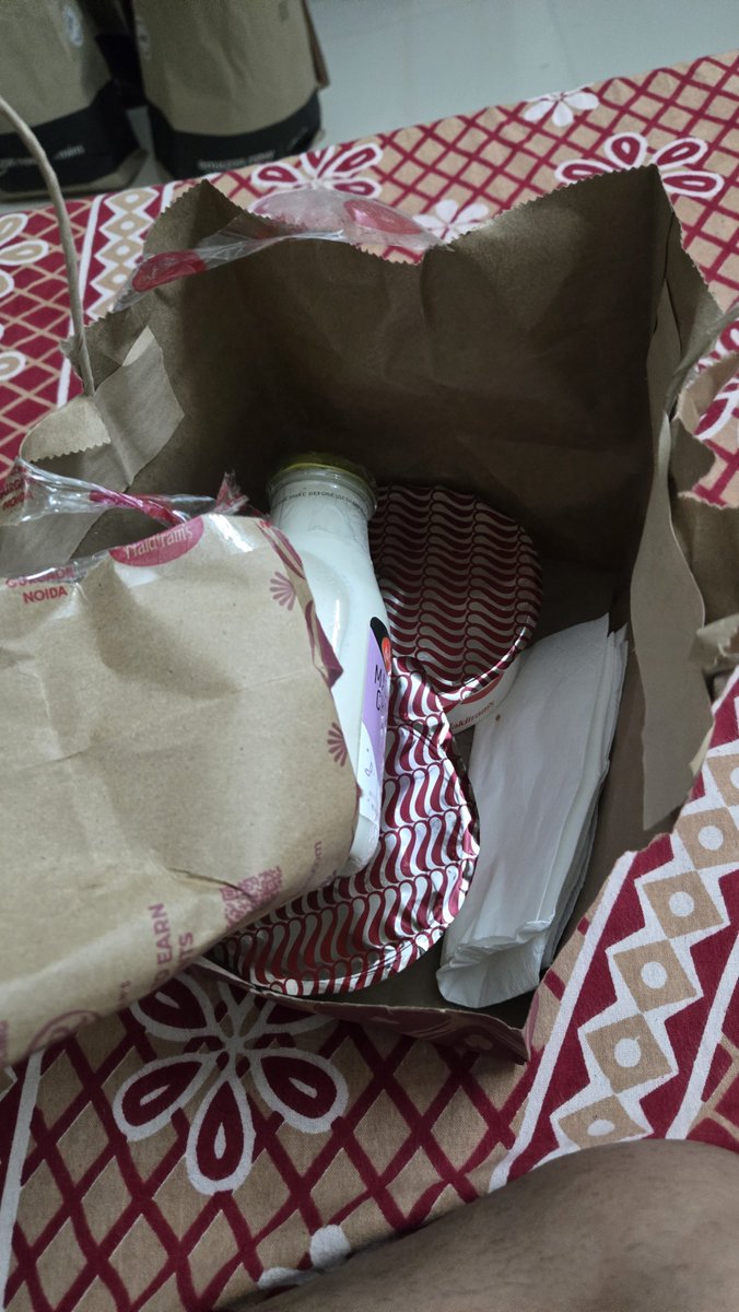 HarshGoel398083's tweet photo. Dear @Swiggy i ordered food yesterday first the packaging was damaged, second there were items missing &amp; also the items i received were cold &amp; portion was not appropriate https://t.co/2W3PxJAxI4