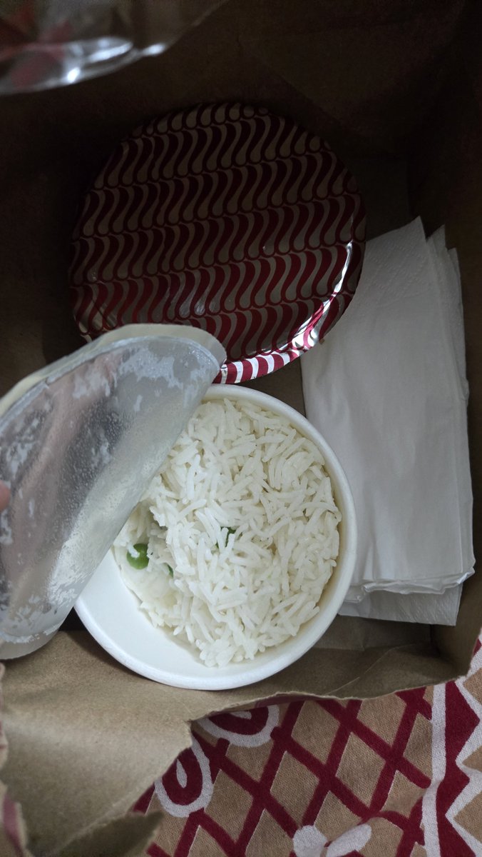 HarshGoel398083's tweet photo. Dear @Swiggy i ordered food yesterday first the packaging was damaged, second there were items missing &amp; also the items i received were cold &amp; portion was not appropriate https://t.co/2W3PxJAxI4