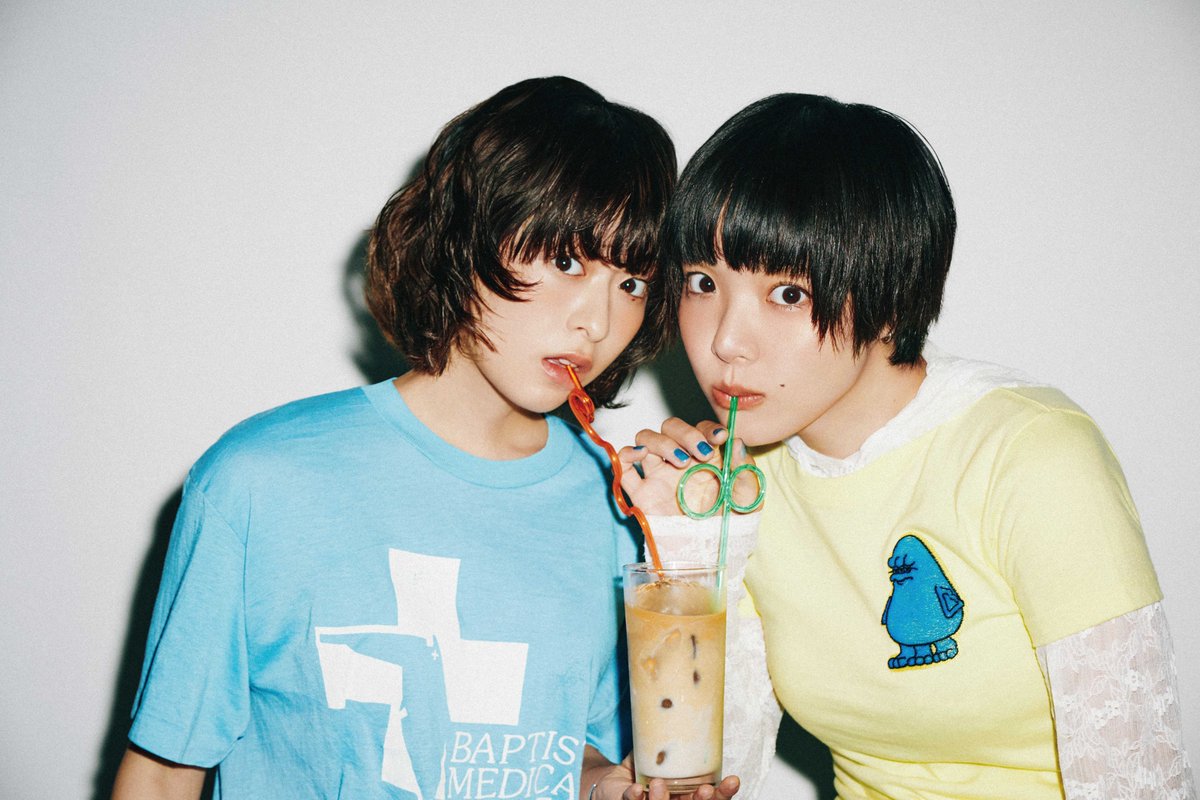 morinanamusic's tweet photo. 森七菜「カフェ・オ・レ」初回生産限定盤は「雑誌風フォトブック」仕様となっています！
森七菜の撮りおろし写真と言葉がたくさん詰まった1冊です！
その内容の一部であるあいみょんさんとの2ショット写真を公開！
CDご予約はこちらから！
https://t.co/rpit6qxkvR
#森七菜 #カフェ・オ・レ https://t.co/gShuOXGibG