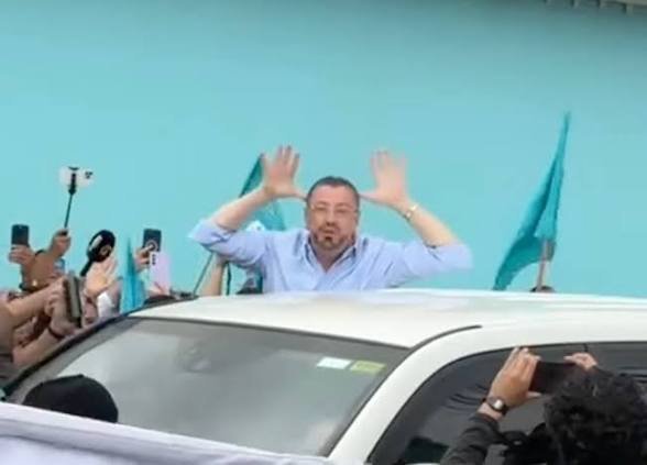 LimonenseMorao's tweet photo. Pero si está haciendo lo mismo que este. https://t.co/eRfbYyGKo9