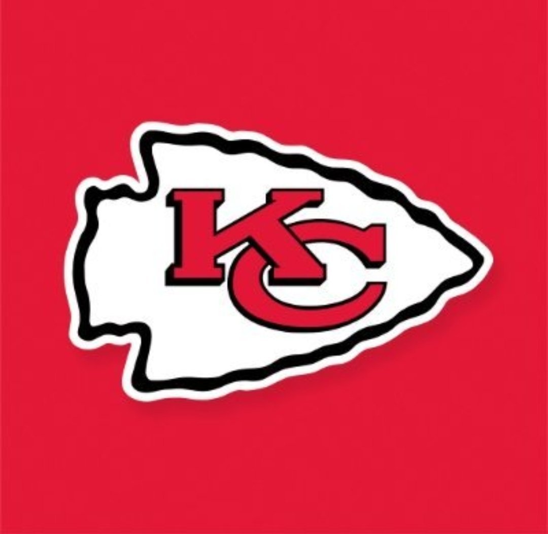 Hallalisis05's tweet photo. Predicciones para la temporada 2026-2027 de la NFL:

17. Kansas City Chiefs

Récord: 10-7

Para mi, los Chargers y los Broncos ya superaron como equipo a los Chiefs de cara al futuro, todos sabemos que el mejor QB de la liga juega en Kansas, pero realmente tiene armas para ser contendientes? No lo creo, Rashee Rice siempre se me ha hecho una mierda, Xavier Worthy se me hace irrelevante, Travis Kelce está a 1 buen vergaso de retirarse y Keneth Walker III veremos si aguanta toda la temporada. La defensa preocupa con las pérdidas de Trent Mcduffie y Jaylen Watson pero para cubrir ese huecos draftearon a Mansoor Delane, quién es un posible candidato al Defensive Rookie Of The Year.

#NFL #NFLNews #KansasCity #Chiefs
