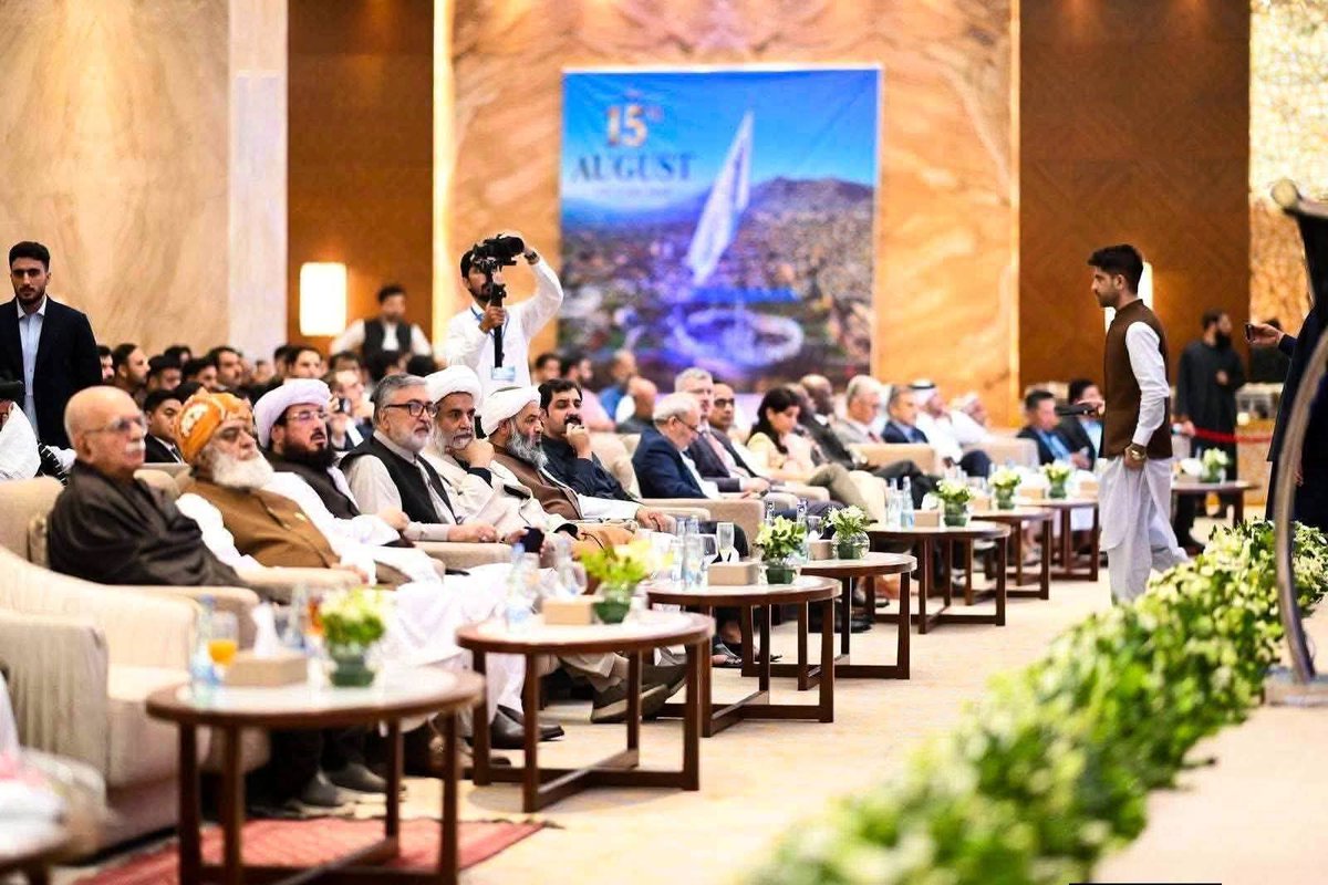 Anmool_Update's tweet photo. امریکی انخلاء کے 5 سال مکمل ہونے کے بعد پاکستان میں موجود افغان سفارت خانے میں تقریب منعقد ہوئی جس میں دیگر ممالک کی سفراء شریک تھے اس موقع پر قائدِ جمعیۃ مولانا فضل الرحمٰن صاحب اور افغانی سفیر نے خطاب کیا ملک بھر سے سیاسی مذہبی زعماء بھی شریک تھے۔۔۔۔ https://t.co/QJSGJcH4LH