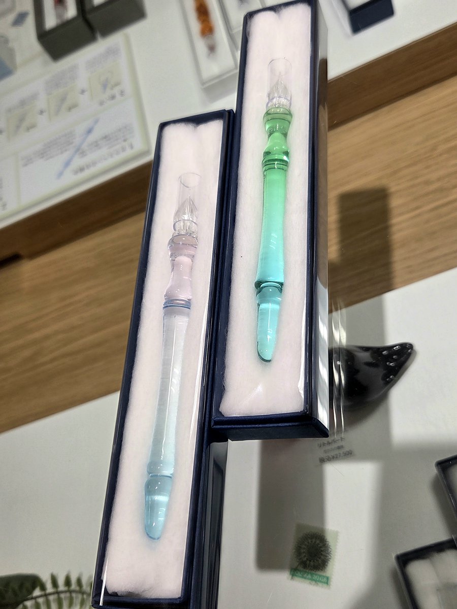 Itoya_Kyoto's tweet photo. 宝石箱を開けたような〈ガラスペンフェア〉開催中!
〈ひとつ房〉と〈OfunaGlass〉の魅力溢れるアイテムを一同にご覧いただける貴重な機会です!
今回は〈OfunaGlass〉をピックアップ🪽
#ガラスペン #伊東屋 #京都 #インク #ひとつ房 #ofunaglass https://t.co/pMvuQH1R5f