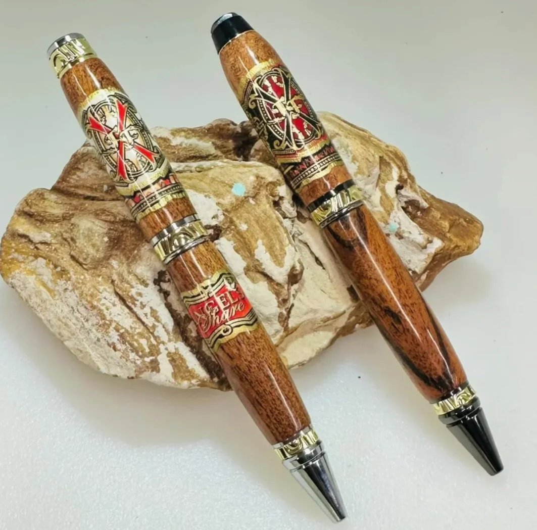 majsmokereport's tweet photo. Sometimes I come across some really amazing things. These custom pens and keychains are phenomenal! Next step is to find someone to make me one or 6.

Don't forget, new videos coming soon to the Major Cigar Report YouTube channel! Check us out!

#cigars #unique #custom https://t.co/nusMX0Oa78