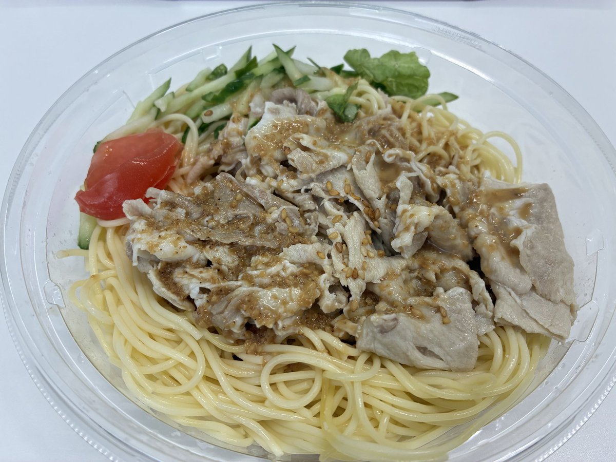 Markun_Fitt's tweet photo. 今日の昼ごはんはセブンの冷製豚しゃぶパスタ♪

たんぱく質28.3gは嬉しい👍 https://t.co/mWfmB90wlI