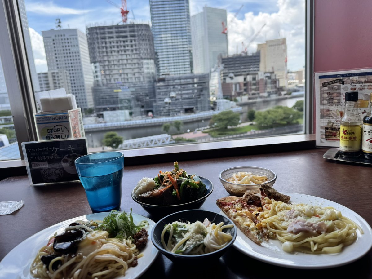 s0414k1007's tweet photo. ３日間ワールドポーターズ来ているので、
お昼休憩は1人で食べ放題🔰笑 https://t.co/Tmu9YPdZDi