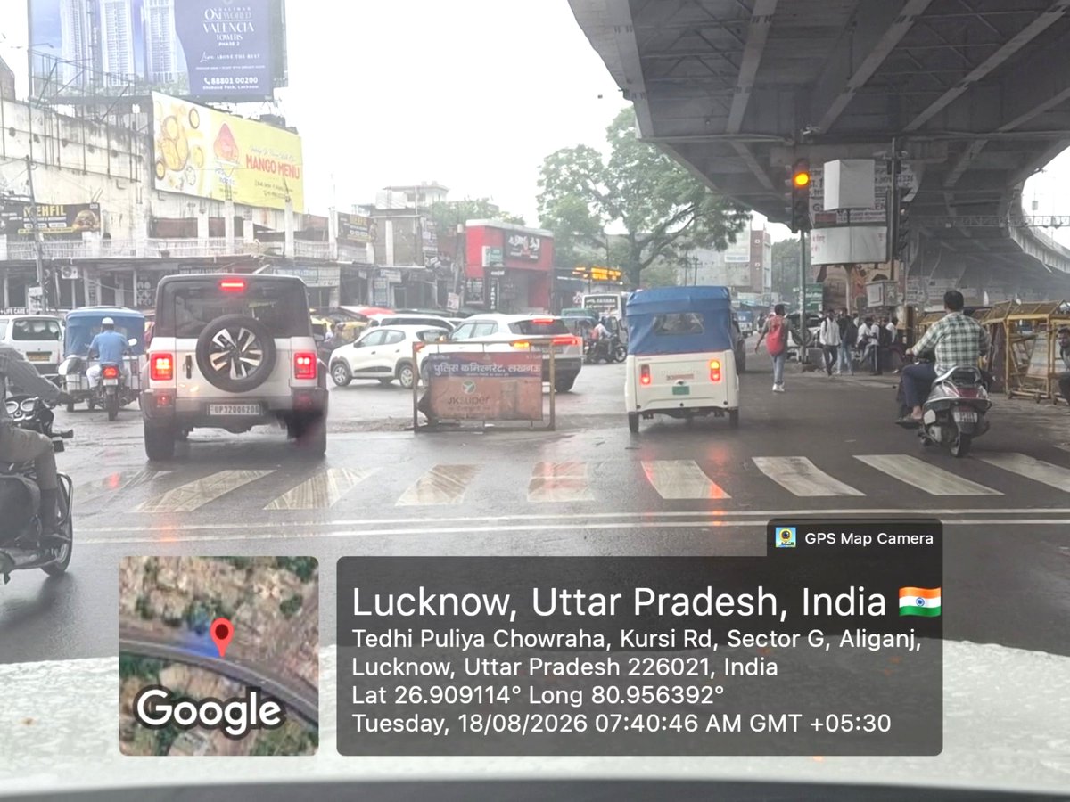 Lko_VivekSharma's tweet photo. नाम बड़े और दर्शन छोटे! 😮 Lucknow #PWD (राष्ट्रीय राजमार्ग) की कार्यशैली पर ये कहावत बिलकुल फिट बैठती है..@pwd_up

विगत 2 वर्षों से 'कुर्सी रोड' के इस 'टेढ़ी पुलिया चौराहे' पर सड़क धंसने का सिलसिला जारी है। शिकायत करने पर सिर्फ़ 'अस्थायी पैचवर्क' कर 'शाबाशी' लूट ���ी जाती है, लेकिन समस्या का 'स्थाई समाधान' सिर्फ़ कागजों में सिमट कर रह गया है।
चौंकाने वाली बात ये है कि नगर निगम और NH PWD के अभियंताओं के संयुक्त निरीक्षण में सड़क के नीचे 'क्षतिग्रस्त पुलिया क्रासिंग' का पता चल चुका है..फिर भी हर बार सिर्फ़ 'ऊपरी सतह' पर मरहम लगाकर काम चलाया जा रहा है, जो किसी भी समय बड़ी दुर्घटना को बुलावा दे सकता है..@AdminLKO
⚠️ क्या प्रशासन किसी बड़े हादसे का इंतज़ार कर रहा है? या..विभाग के साथ-साथ सरकार की छवि धूमिल करने का किया जा रहा..कोई प्रयास..🤔..@uppwdofficial
जनहित में स्थाई समाधान सुनिश्चित करना बेहद ज़रूरी है..श्रीमान.@CMOfficeUP @ChiefSecyUP @InfoDeptUP #PublicSafety #RoadMaintenance
