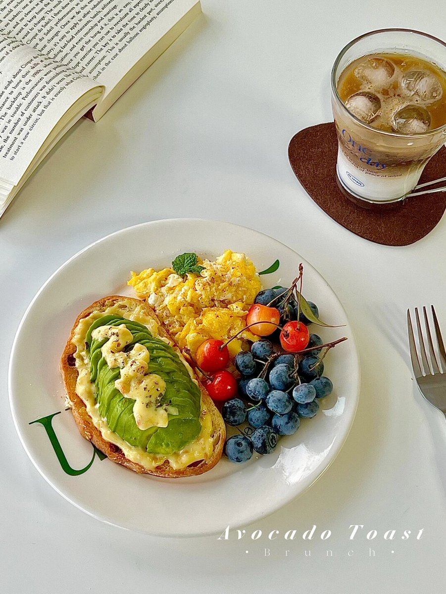 lysistratos's tweet photo. Just had the best quick lunch: creamy avocado toast with a sprinkle of red pepper flakes and a cold iced latte. Perfect midday pick-me-up!， https://t.co/BPYT89LHU1
