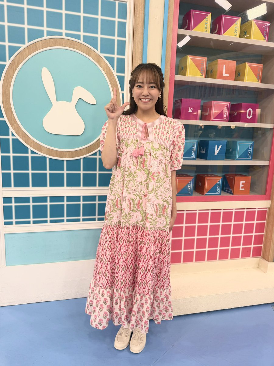 azuki_akimoto's tweet photo. 本日も📺TBS「#ラヴィット！」に
出演しました！

TVer、TBS Freeにて配信予定！
https://t.co/sWLXjU9Zls

ピンクの花柄ワンピース👗✖️ハーフアップにしていただき
#明日海りおさん とご一緒に撮影もさせていただけました🙇‍♀️🌷

ぜひご覧ください♪

#秋元杏月　#体操のお姉さん
#あづきお姉さん https://t.co/rXR1H6Xia1