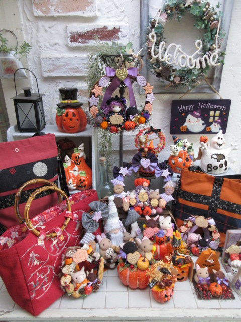 art_yume's tweet photo. 8/19（水）から『秋の季節展』をスタート！ハロウィン雑貨や、秋のリースなど新作も多数。帯リメイクのショルダーやポシェットもあります。

秋の季節展は8/19～10/25まで開催。 https://t.co/33clHqBpze