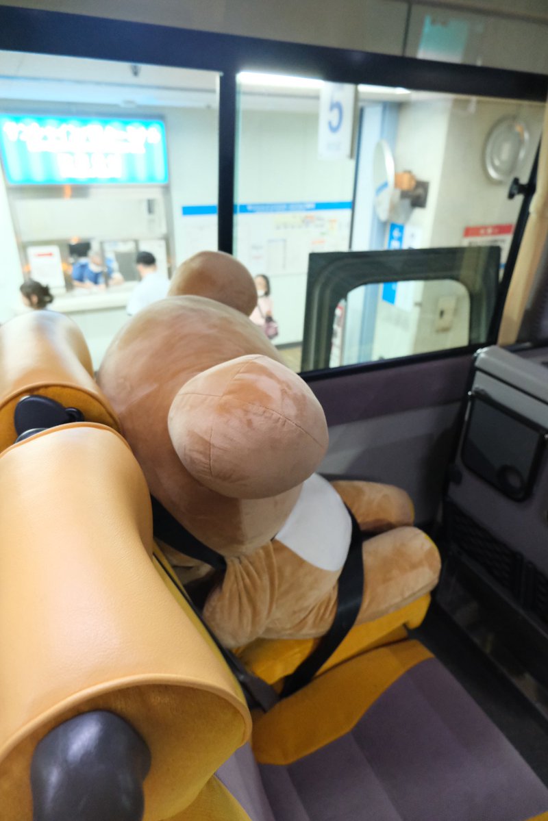 rilakkumaruuu's tweet photo. はとバスに乗ってきたよ🚌
リラックマ大丈夫？🤣
シートベルトの拘束感半端ない🤣 https://t.co/TwctLbA1l7