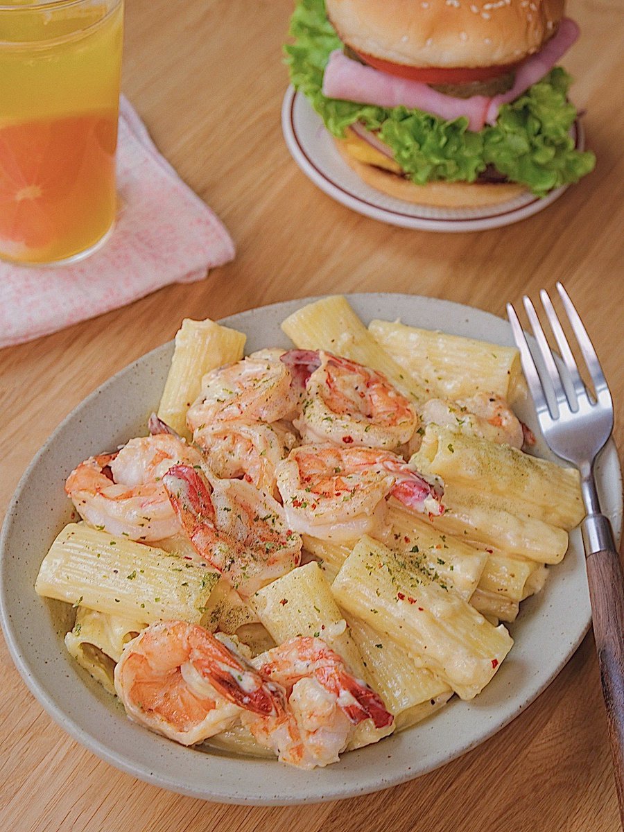 N_Bellefeuille's tweet photo. Just whipped up garlic butter shrimp pasta in 15 mins  Cheesy, fragrant, and perfect for a quick weeknight dinner! https://t.co/0ECxOTmbsX