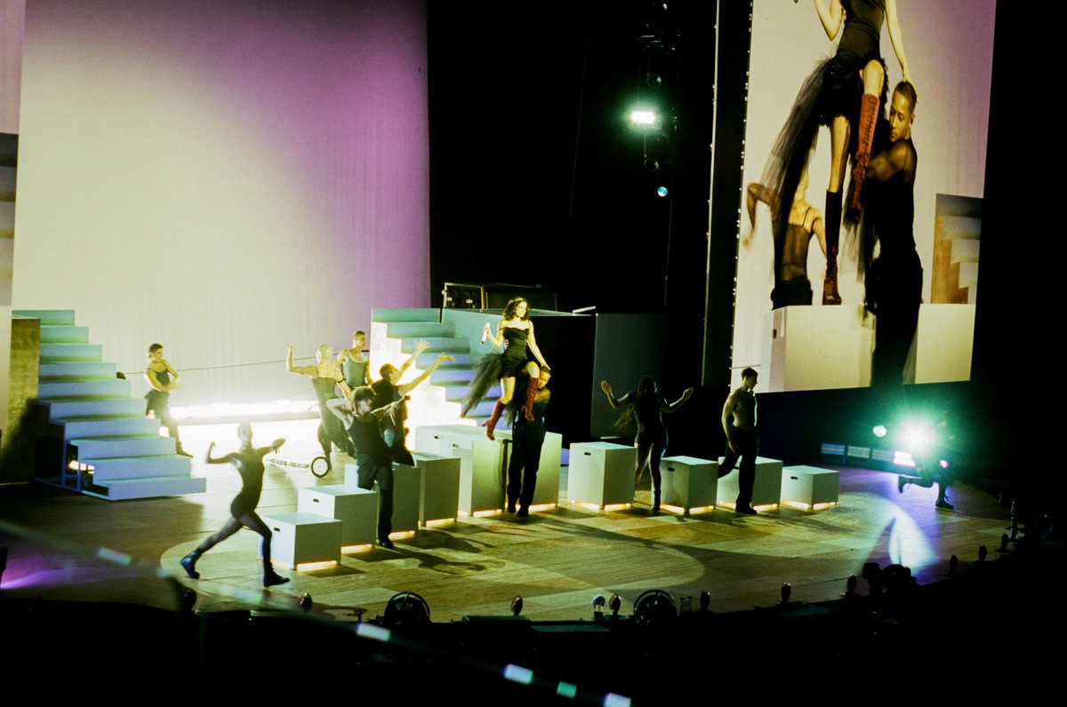 VladiiRedzko's tweet photo. rosalía en el movistar arena // kodak vision 3 250d forzado a 800 https://t.co/a1TauQZMQp