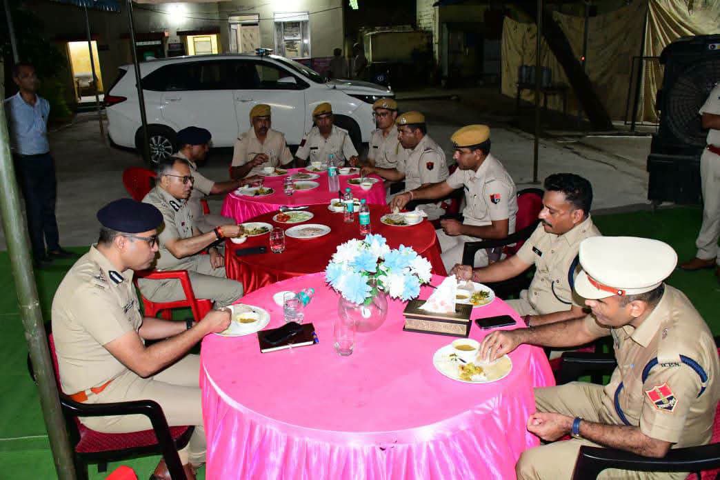 BundiPolice's tweet photo. श्री राजीव कुमार शर्मा, IPS, महानिदेशक पुलिस राजस्थान, जयपुर ने किया तालेड़ा थाने का भ्रमण। 

पुलिस जवानों के साथ थाने के मेस में रात्रि भोज किया कर किया आत्मीय संवाद । https://t.co/ha6EmMopSf