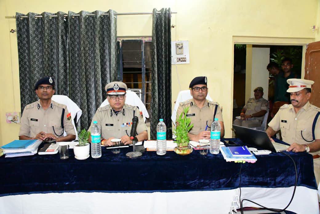 BundiPolice's tweet photo. श्री राजीव कुमार शर्मा, IPS, महानिदेशक पुलिस राजस्थान, जयपुर ने किया तालेड़ा थाने का भ्रमण। 

पुलिस जवानों के साथ थाने के मेस में रात्रि भोज किया कर किया आत्मीय संवाद । https://t.co/ha6EmMopSf