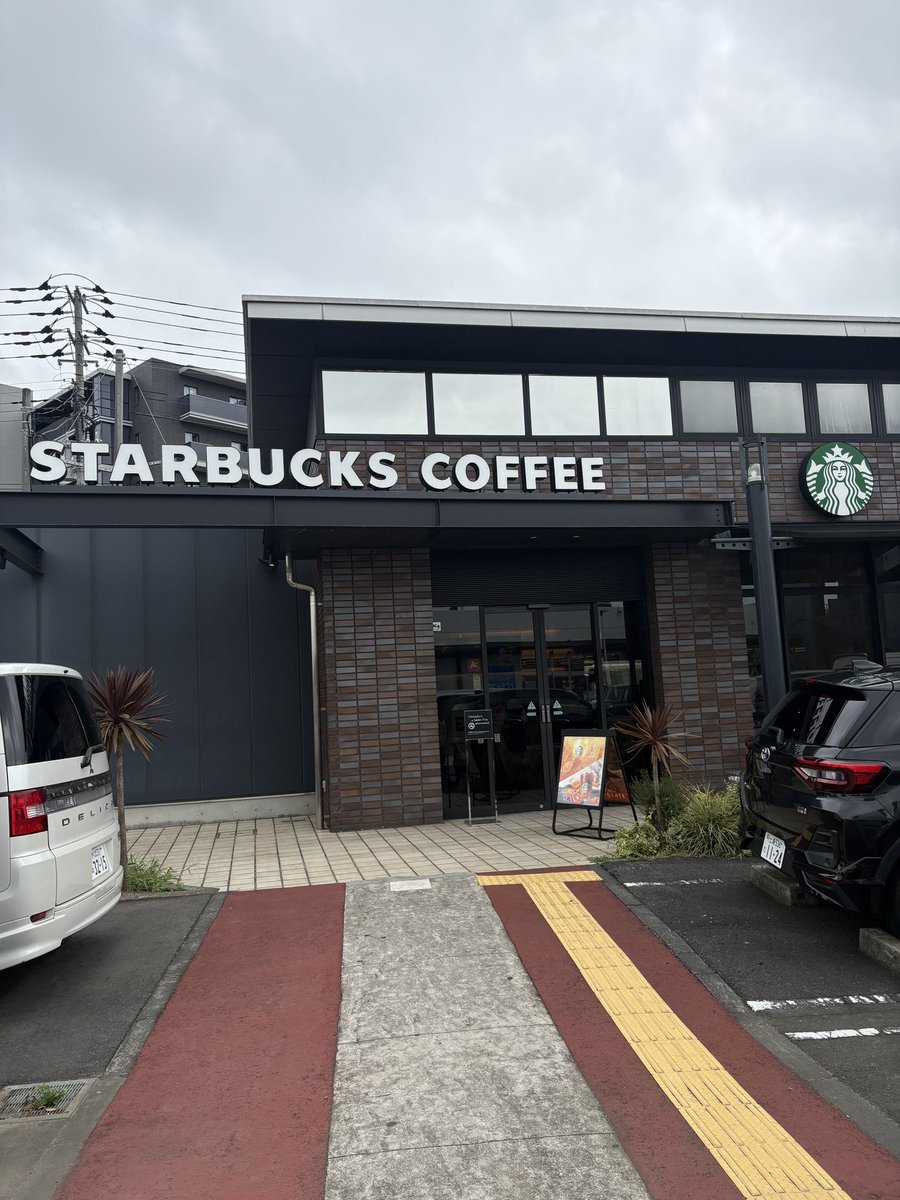 nogutomodesu's tweet photo. 日本初のスターバックスドライブスルーらしい☕️
南守谷店
店内座席は少なめね https://t.co/pJGR2ePUpn