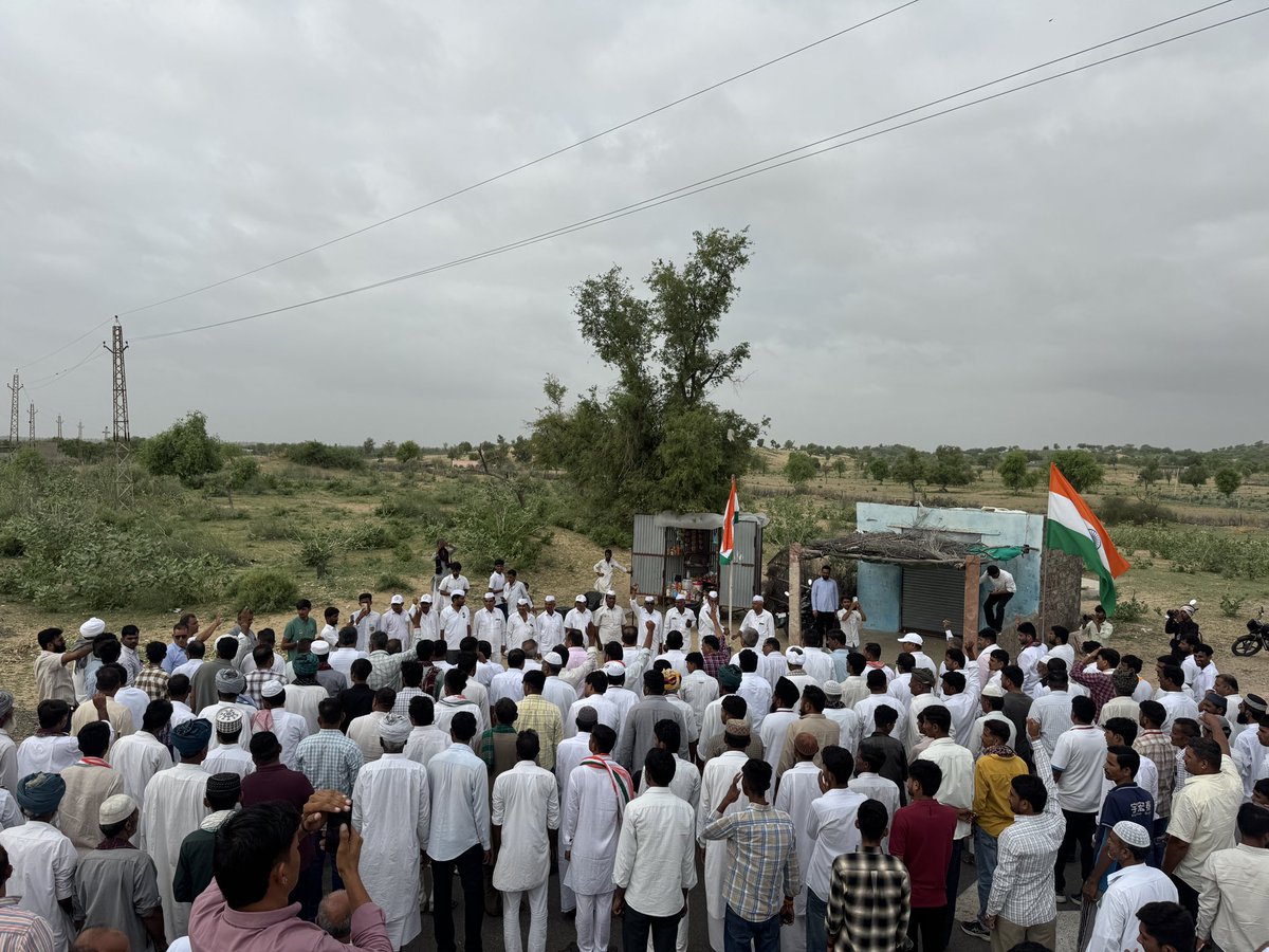 fatehkhaninc's tweet photo. आज सवेरे सेवादल कांग्रेस एव पदयात्रा के साथियों के साथ सेहलाऊ में ध्वजारोहण कर संविधान सद्भावना पदयात्रा के पांचवे दिन की शुरुआत की। https://t.co/fp0LaQ681p