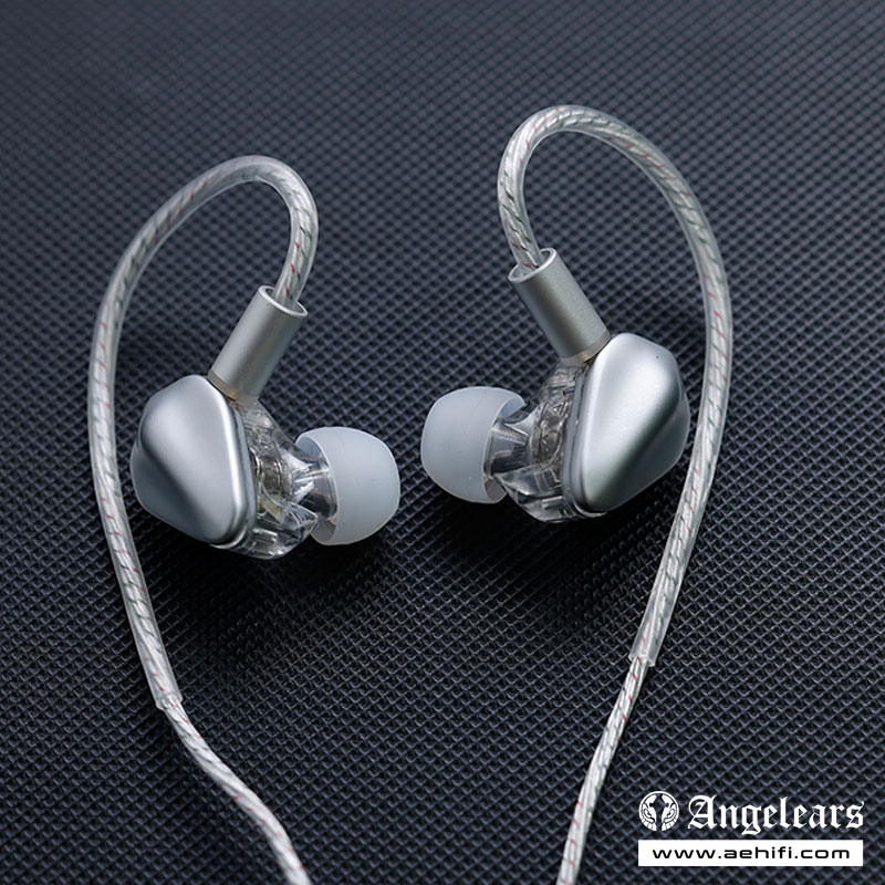 Angelears_audio's tweet photo. 🔥【KEFINE Loric】🔥

✨PU＋チタン振動板を採用したダイナミックドライバーを搭載

✨高域の伸びと解像度が向上し、ボーカルは自然かつ滑らか。決し���乾いた音や薄っぺらな音にはなりません。

✨ケーブルは柔軟でタッチノイズ（マイクロフォニックノイズ）も少なく、長時間使用しても不快感がありません。

🔹Angelears Audio Store：https://t.co/l3j6Kip9Up
🔹AEHIFI: https://t.co/tk6uZS5d1K