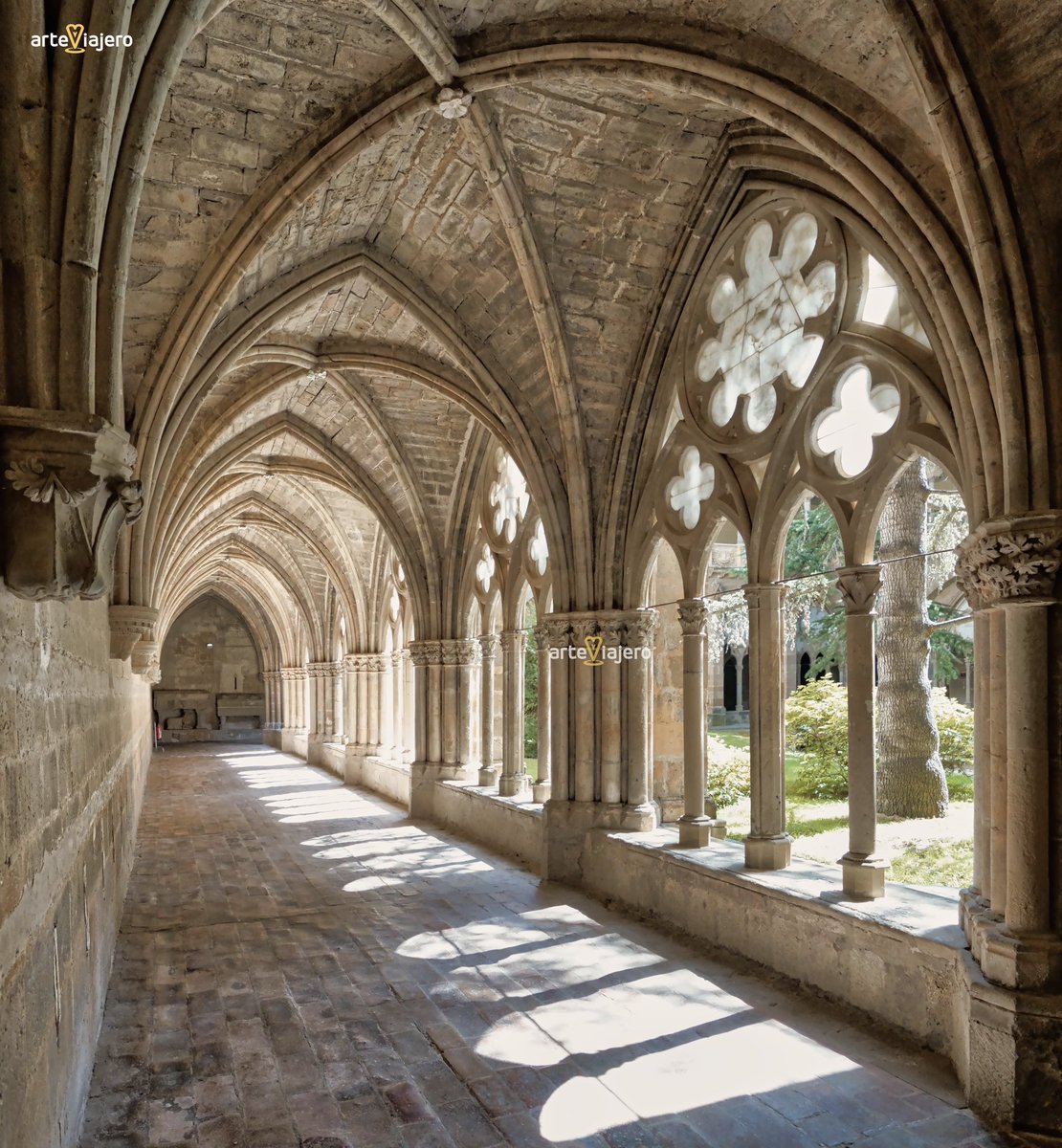 arteviajero_com's tweet photo. El magnífico claustro del Monasterio de Santa María de Veruela (Provincia de Zaragoza), una auténtica maravilla de la arquitectura cisterciense en Aragón.
⬇️⬇️⬇️
https://t.co/mrMKWIcam6
#BuenosDias #FelizMartes https://t.co/UQxcaUQzeK