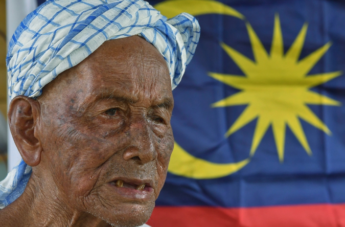 SinarOnline's tweet photo. 'Ketika itu, orang Melayu boleh dipukul, disepak atau ditembak'

Pengalaman hidup dalam ketakutan, diseksa dan dipaksa bekerja membina kubu tentera Jepun menjadi antara kenangan yang masih segar dalam ingatan Mukhtar Mamat, 104, yang lebih mesra disapa Poktar.

BACA: https://t.co/57HWyc5ybo