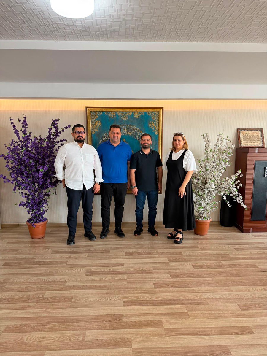 AvEmrahSancar's tweet photo. Dün birlikte aynı yolda yürüdüğümüz kardeşlerimiz; bugün Türkiye Gençlik Vakfı Adana İl Temsilcimiz Muhammet Cihat Ünsal, İl Kadın Aile Koordinatörümüz Hasret Özmen ve Teşkilat Koordinatörümüz Mustafa Akbay olarak bayrağı bizden devralıp daha ileriye taşımak için gayret ediyorlar.

Birlik, beraberlik ve kardeşliğin en güzel örneği işte budur.

Allah’ın rızasını kazanmak, gençlerin gönlüne dokunmak ve güzel bir neslin yetişmesine vesile olmak için 7/24, zaman mefhumu gözetmeksizin sahadalar.

Daha dün Yaz Okulu kapanış programını tamamladılar; bugün ise yepyeni projeler, fikirler ve çalışmalarla yeniden sahadalar.

Her bir kardeşimle ayrı ayrı gurur duyuyorum. Rabbim gayretlerini bereketlendirsin, yollarını açık etsin. Biz aynı davanın yol arkadaşlarıyız; bayrak elden ele, omuzdan omuza daha ileriye taşınacak.

İyi ki varsınız kardeşlerim. Allah sizlerden razı olsun. 🇹🇷
@mcihatunsal 
@hasretozmenn 
@mustafaakbay
