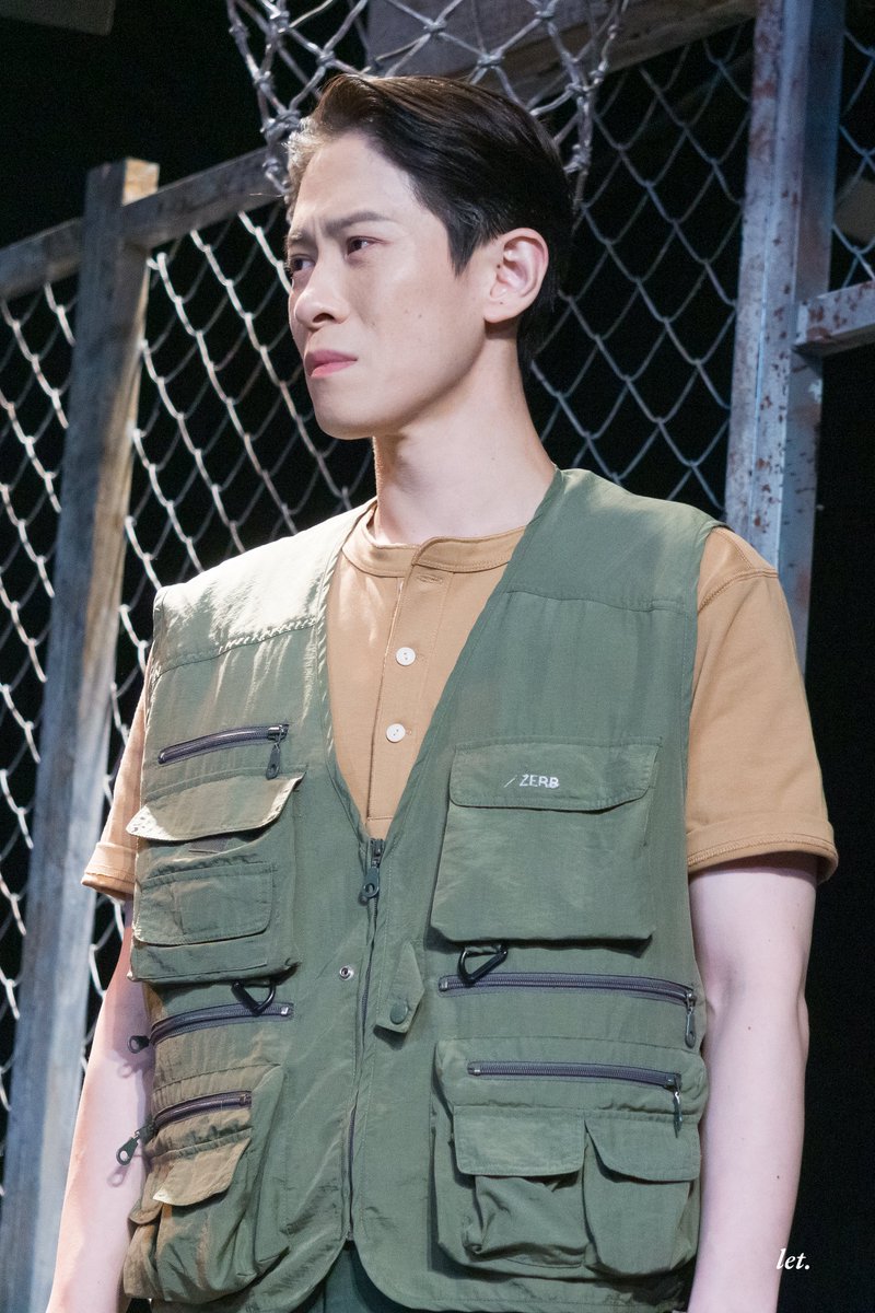 Lett_pic's tweet photo. 260810
연극 <쇄골에 천사가 잠들고 있다> 커튼콜

미도리카와 타쿠지 役 #이형훈 https://t.co/HVTm06Qe7l