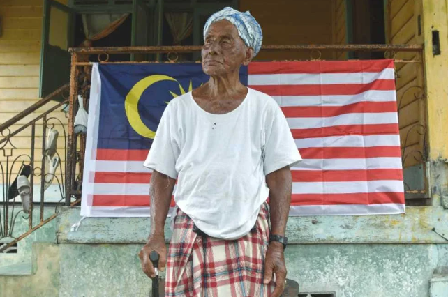 SinarOnline's tweet photo. 'Ketika itu, orang Melayu boleh dipukul, disepak atau ditembak'

Pengalaman hidup dalam ketakutan, diseksa dan dipaksa bekerja membina kubu tentera Jepun menjadi antara kenangan yang masih segar dalam ingatan Mukhtar Mamat, 104, yang lebih mesra disapa Poktar.

BACA: https://t.co/57HWyc5ybo