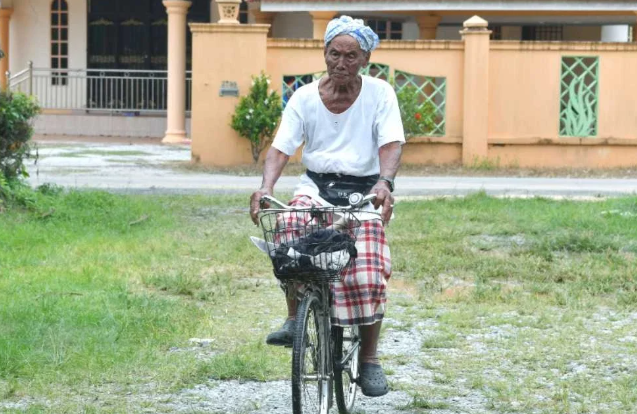SinarOnline's tweet photo. 'Ketika itu, orang Melayu boleh dipukul, disepak atau ditembak'

Pengalaman hidup dalam ketakutan, diseksa dan dipaksa bekerja membina kubu tentera Jepun menjadi antara kenangan yang masih segar dalam ingatan Mukhtar Mamat, 104, yang lebih mesra disapa Poktar.

BACA: https://t.co/57HWyc5ybo