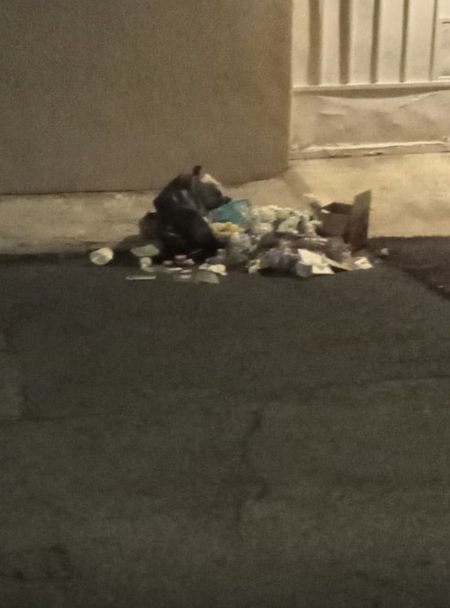 technoniky's tweet photo. @PueblaAyto @JCarlos_Valerio @carlosmartinh  @pepechedrauimx Alguien está abriendo la basura por las noches en la zona del Carmen. Dejan todo regado. Llevan varios días así. Urge monitoreo de la zona. https://t.co/iEhKHsT0kf
