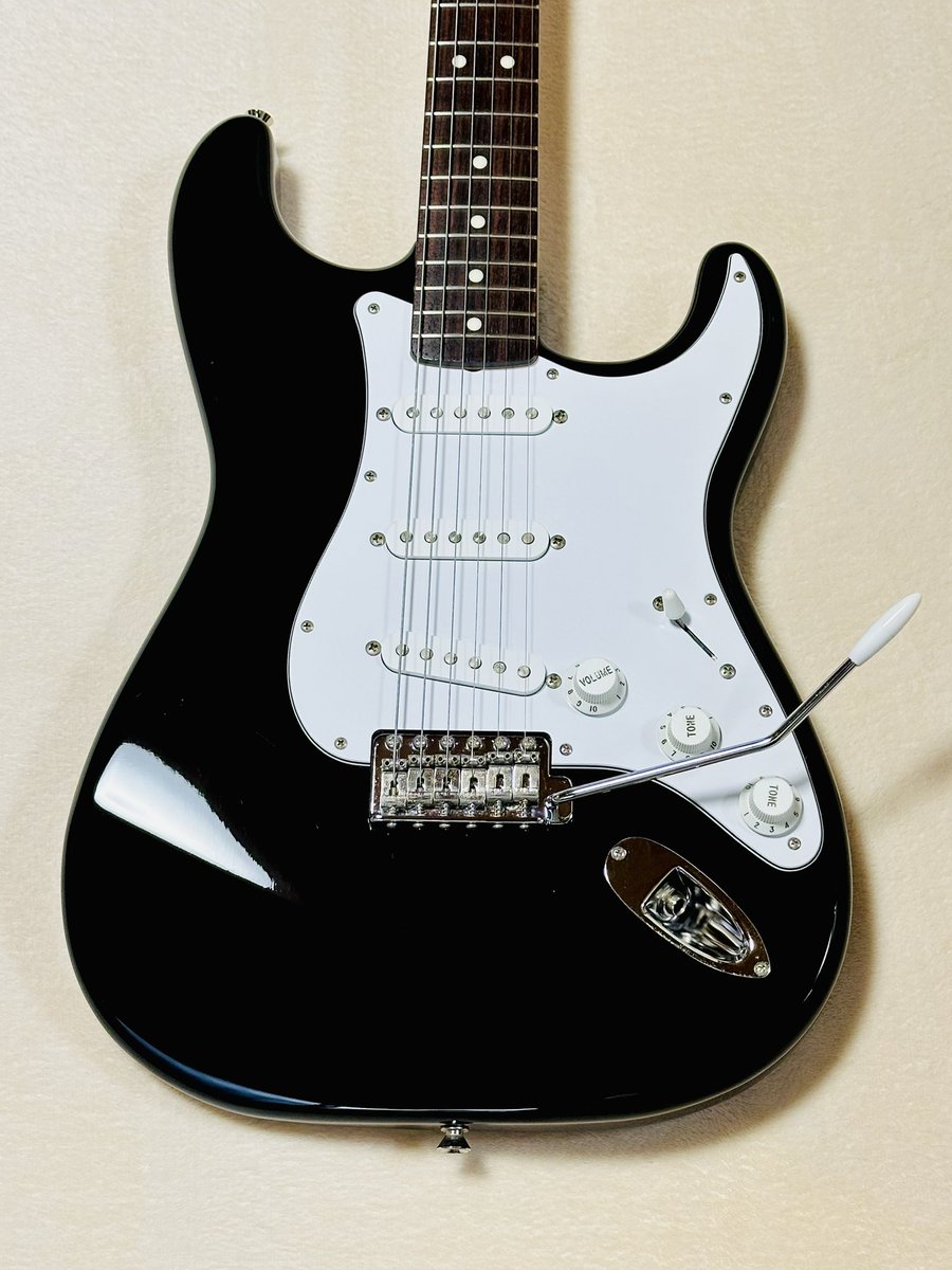 brokendoll_ken's tweet photo. 譲ります🎸
✨極美品、艶々、良コンディション
Fender Japan ST-STD 
めちゃ綺麗なギター！
まだ、フェンダーを持ってない方、一本いかがでしょうか？

#ヤフーフリマ で販売中！
https://t.co/6wh1AnBkUE 

#ギター #エレキギター #フェンダー #fenderjapan #fender  #中古ギター #ギタリスト https://t.co/S2Lc922nk1