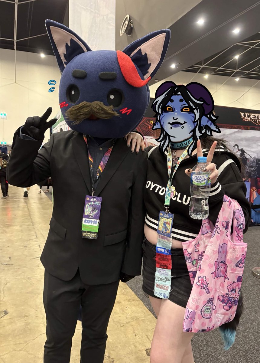 CredenceXo_'s tweet photo. This year was my very first time attending @MyPixelExpo and I had a blast 🖤 I’ll be definitely attending next year!

Candii was an absolute gem, her personality really is amazing 💜 Merry was being a sneaky lil guy but  an absolute sweetheart! 🐾

🎨: My jestie @RayrayArtz https://t.co/jECRklVA1w