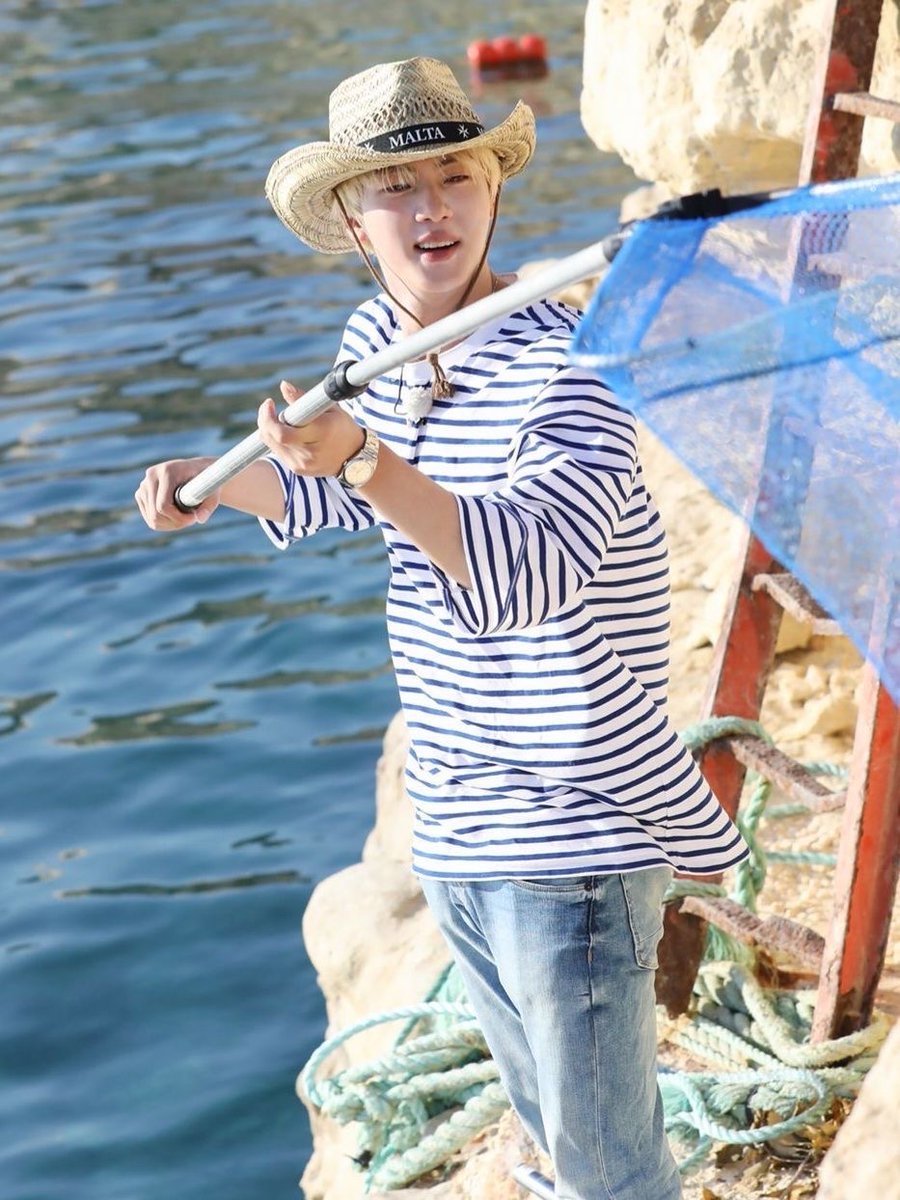 DEARMYY00NGI's tweet photo. oh my god thats literally seokjin 😭😭😭😭😭 https://t.co/RpgKQ9kweo
