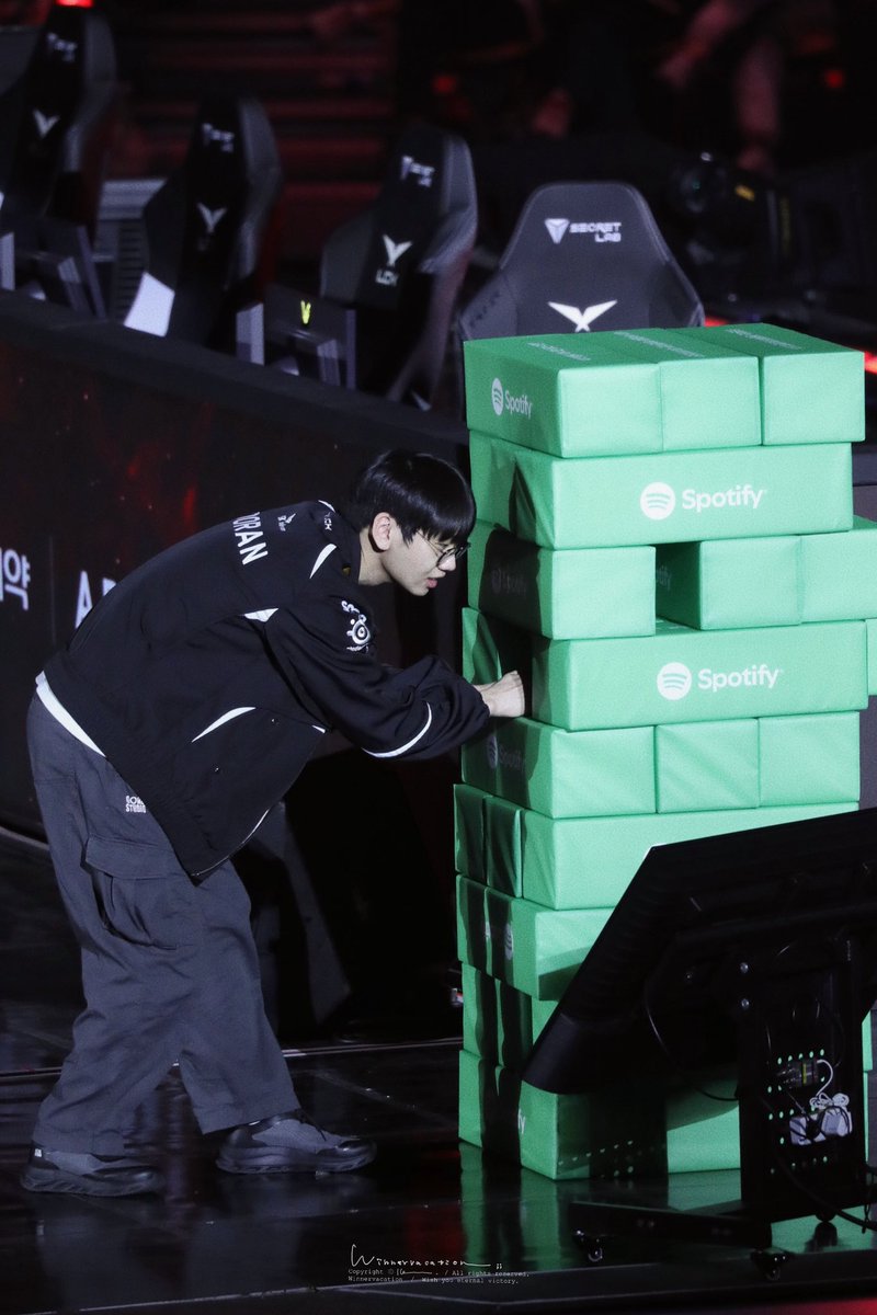 winttervacation's tweet photo. 260816

Like a pixel game character hauling boxes...

#도란 #최현준 #Doran https://t.co/yhsp1JaRmx