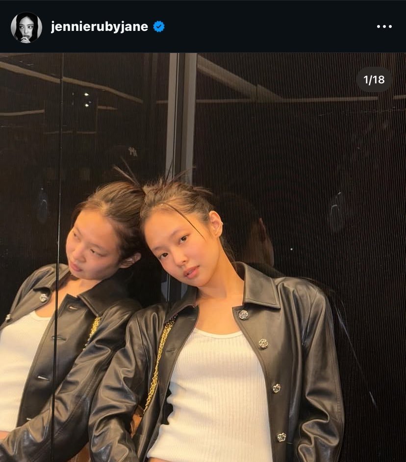 cherrryykatycee's tweet photo. she edited her whole face but forgot the reflection in the mirror 😭 https://t.co/RVXQaj8DM2