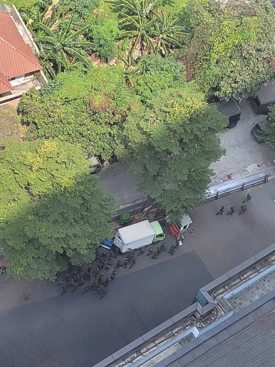 recehsjaa's tweet photo. UPDATE DEMO‼️
Terpantau pihak keamanan sudah mulai masuk dan bersiaga di beberapa area di sekitar UOB PLAZA. 

Pihak TNI juga sudah mulai berdatangan. 

Stay safe saudara yang turun ke jalan hari ini!!! https://t.co/3DdQ2zVXAQ