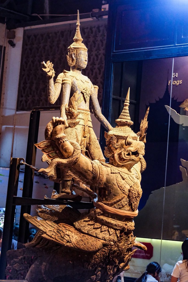Erislynx's tweet photo. หลายวันก่อนเห็นคนพูดกันเรื่องเรือพระที่นั่งนารายณ์ทรงสุบรรณ ว่าเป็นเรือใหม่ที่พึ่งมีใช้กันเมื่อสมัยรัชกาลที่ 9 นี้เอง

จริงๆแล้วเรือพระที่นั่งนารายณ์ทรงสุบรรณนี้ เคยมีมาแต่ครั้งสมัยกรุงศรีอยุธยาแล้ว ส่วนในสมัยรัตนโกสินทร์ ก็มีเรือพระที่นั่งชื่อเดียวกันนี้อยู่ก่อนแล้วองค์หนึ่ง สร้างขึ้นในสมัยรัชกาลที่ 3 เดิมมีชื่อว่า “เรือพระที่นั่งมงคลสุบรรณ” ต่อมาในรัชสมัยพระบาทสมเด็จพระจอมเกล้าเจ้าอยู่หัว รัชกาลที่ 4 โปรดเกล้าฯ ให้สร้างรูปพระนารายณ์ประทับยืนเสริมขึ้นบนหลังพญาสุบรรณที่โขนเรือ แล้วโปรดให้ออกนามใหม่ว่า “เรือพระที่นั่งนารายณ์ทรงสุบรรณ“
” และเชิญเข้าในหมู่เรือพระราชพิธีทรงใช้มาจนตลอดรัชกาล เมื่อห่างการซ่อมบำรุงมานานในสมัยหลังตัวเรือองค์เดิมนี้จึงเกิดความชำรุดทรุดโทรมไปตามกาลเวลา จึงให้ปลดระวางลง ปัจจุบันจึงเหลือแต่เพียงส่วนโขนเรือไม้จำหลักที่เก็บรักษาไว้ ณ พิพิธภัณฑสถานแห่งชาติ เรือพระราชพิธี
