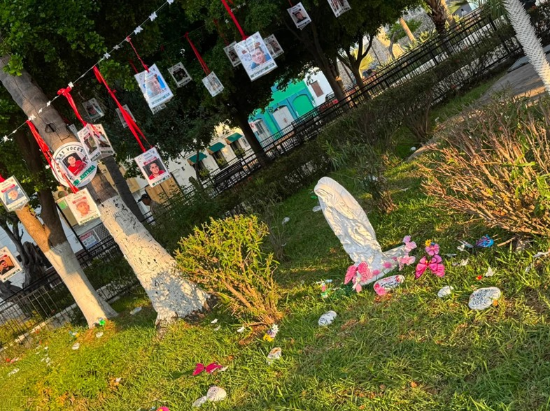 Sheila_Arias_'s tweet photo. #ÁrbolDeLaMemoria ❤️‍🔥🌳
El Colectivo de búsqueda de personas #desaparecidas "Por las Voces Sin Justicia A.C.", hizo de este árbol un símbolo de lucha y memoria en la en la Plazuela Zaragoza de #Mazatlán. 
Aquí no sólo se plantan raíces, se nombran #ausencias y se exige justicia.❤️‍🩹 https://t.co/rVH603mabH