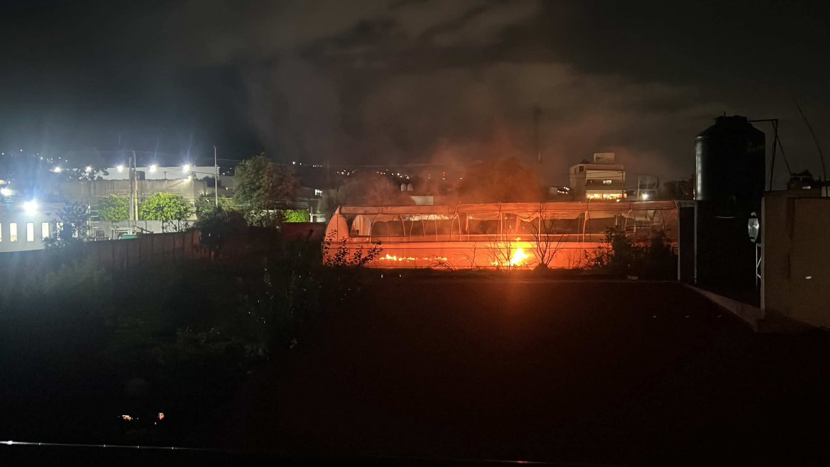 TlalpanVecinos's tweet photo. 🚨🔥 Reportan incendio en calle Diligencias

Esta noche se reporta un incendio sobre calle Diligencias, a un costado de las oficinas y un transformador de la CFE, San Andrés Totoltepec .

⚠️ Hasta el momento se desconocen las causas del incendio. Se recomienda evitar acercarse al lugar y permitir el acceso a los servicios de emergencia.

#Tlalpan #Incendio #CFE #CDMX