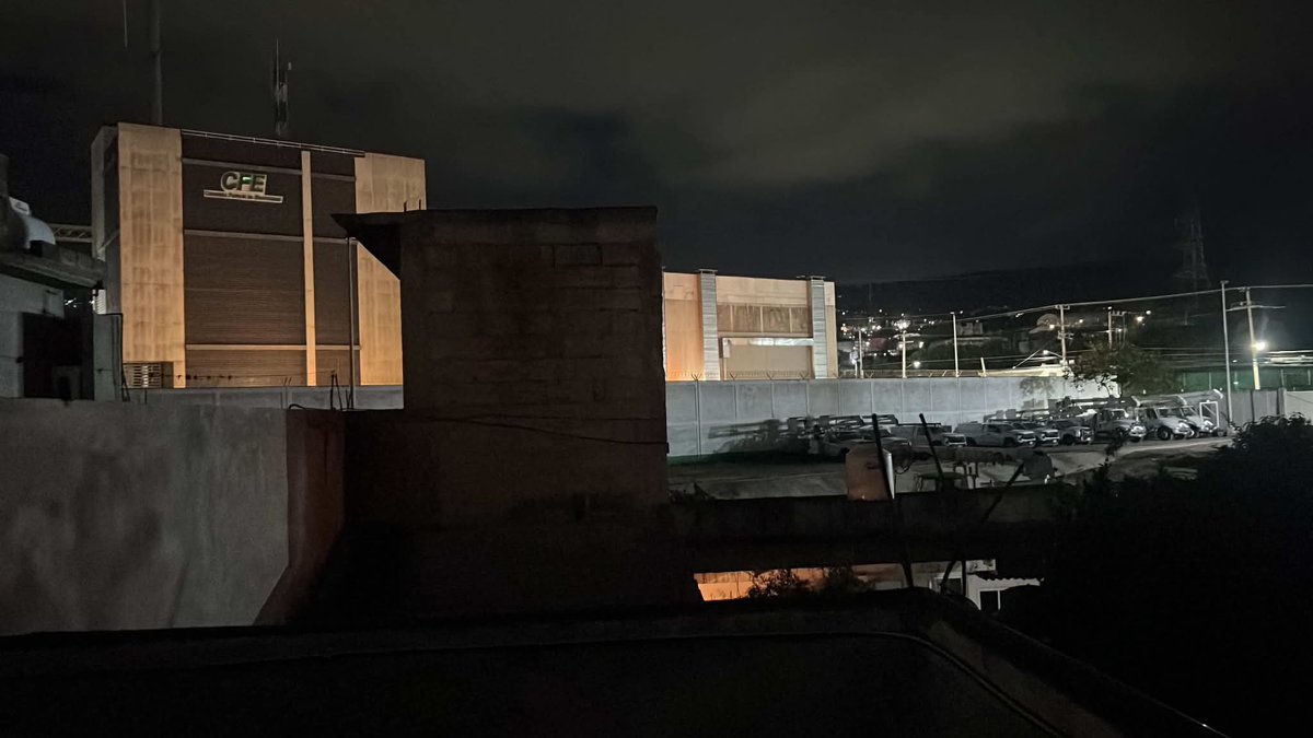 TlalpanVecinos's tweet photo. 🚨🔥 Reportan incendio en calle Diligencias

Esta noche se reporta un incendio sobre calle Diligencias, a un costado de las oficinas y un transformador de la CFE, San Andrés Totoltepec .

⚠️ Hasta el momento se desconocen las causas del incendio. Se recomienda evitar acercarse al lugar y permitir el acceso a los servicios de emergencia.

#Tlalpan #Incendio #CFE #CDMX