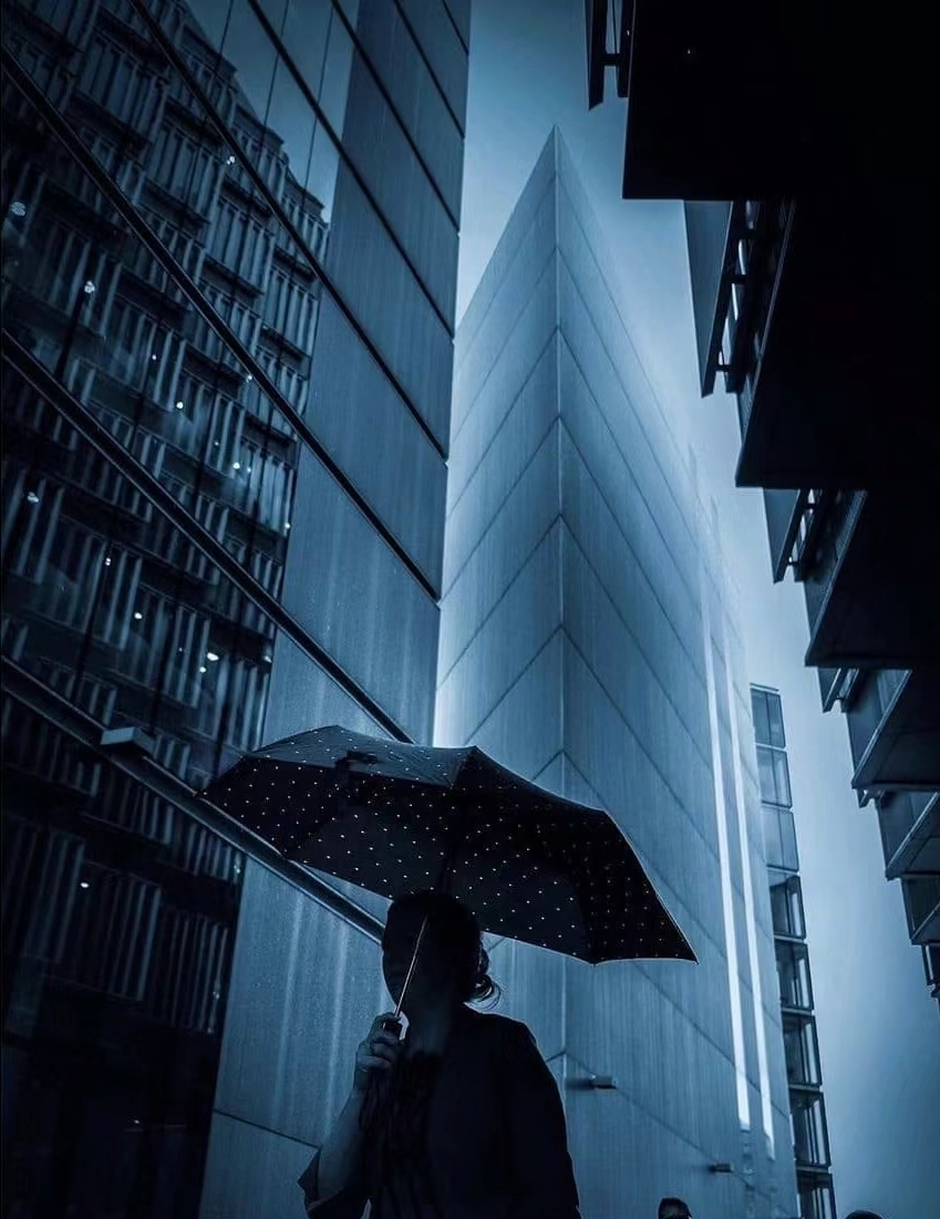 SandersCor90732's tweet photo. A stranger handed me an extra umbrella on my way to work today when it started pouring out of nowhere. Restored all my faith in small, kind acts. https://t.co/zLqssrqBRN